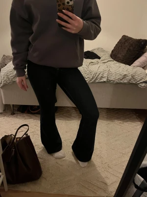 Mörkblåa bootcut jeans från ginatricot - Säljer ett par mörkblåa flare jeans från gina i storlek 36. Jeansen har tydliga vita sömmar, klassisk femficksmodell och är tillverkade i stretchigt denim. Snygg passform med utsvängda ben och normal/hög midja. 💕