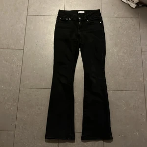 Svarta bootcut jeans från gina tricot - Svarta bootcut jeans från Gina med Knappar bakom! 