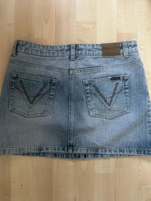 Blå jeanskjol från VILA - Säljer en klassisk blå jeanskjol från VILA pris kan såklart diskuteras 