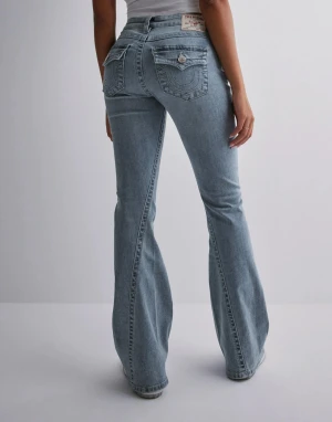 Bootcut jeans från True Religion - Säljer ett par skit snygga ljusblå bootcut jeans från True Religion med fickor bak och silverfärgade knappar. Väldigt bra skick och har bara använts ett par gånger.