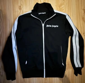 Palm Angels Set - Enkel Palm Angels tröja storlek S och matchande byxor storlek M med QR koder till båda plaggen. Knappt använda.