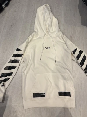 Off-White hoodie - Denna tröja är storlek S. Den är sann till storleken. Annars är denna tröja bra kvalité och ej några skador. OBS DU VET VARFÖR PRISET ÄR SÅ LÅGT! 