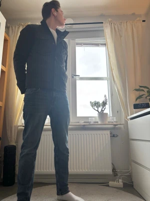 John henric jacka - Perfekt för vardag och jobb – funkar lika bra uppklätt som casual. Bra skick, klassisk passform och lätt att matcha året runt. Skicka gärna meddelande vid frågor ✨ 