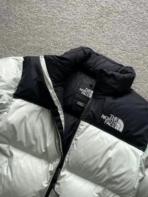 The North Face - Säljer min north face jacka då har varit i vinden ett tag och inte använts tänkte varför inte sälja behöver pengarna. Om ska vara ärligt har används 2 gång