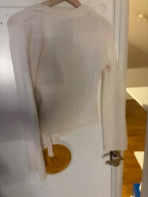 Beige kofta från Gina  - Säljer en beig/vit kofta från Gina