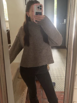 svarta jeans från zara  - svarta jeans från zara, storlek 34, knappt använda. 