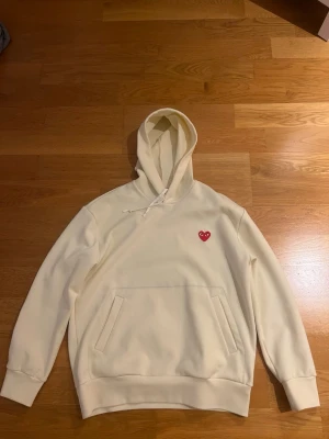 CDG Hoddie - Tjena, säljer nu min Cdg hoddie då jag nästan aldrig använder den. Storleken är XL men sitter som L då cdg är små i storlekarna. Tröjan är köpt på Abiti i Göteborg och skicket är 7/10