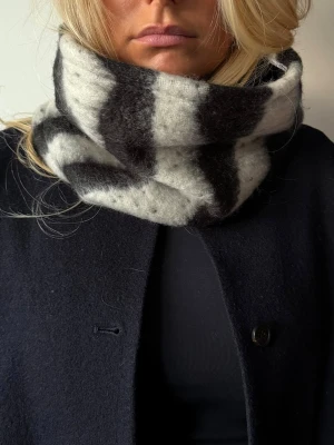 svart och vit halsvärmare/buff - 007, tjockare buff, se bild 