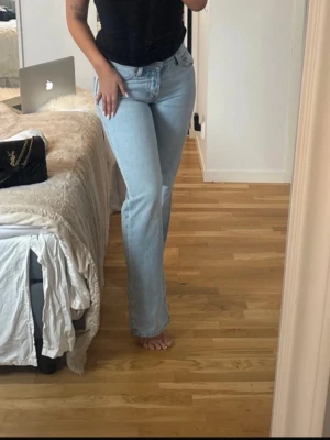 Ljusblå low waist - Säljer ett par ljusblå jeans med låg midja och raka ben. Jeansen har klassisk femficksdesign och stängs med dragkedja och knapp. Perfekta för en chill och trendig look, passar till allt från sneakers till klackar.  Passar perfekt för att både klä upp och ner, byxorna är endast testade och har prislapp kvar!🤎🫶🏽