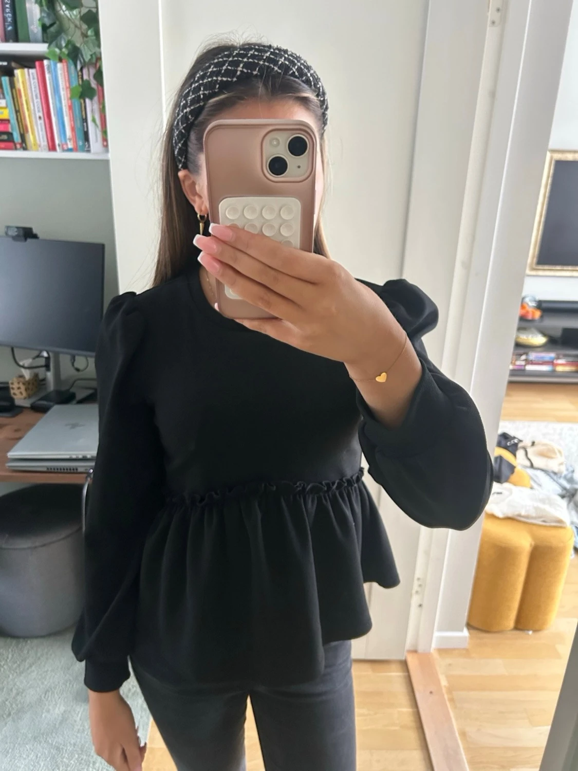 Svart blus med puffärmar