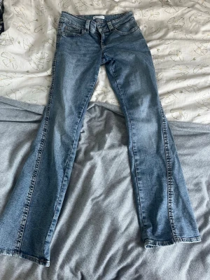 Bootcut jeans - Jag säljer ett par blåa bootcut jeans från Gina tricot som ej andvänds och är i perfekt skick