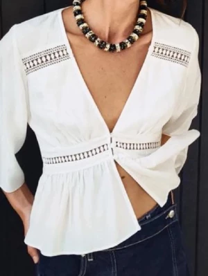 Vit zara blus - Supersöt vit blus från Zara med v-ringning och spetsdetaljer vid axlar och midja. Blusen har trekvartsärm, knappar framtill och lätt rynkad, flowy nederdel. Hör av er för frågor💗