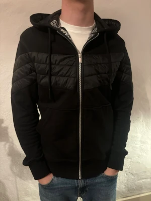 Moose Knuckels - Cardigan från Moose Knuckles, färg svart, nytt skick✅, ny pris 9000kr vårt pris 899kr. Hör av dig vid funderingar 📩