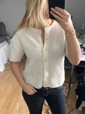 Stickad topp - Söt stickad topp/kofta från Gina, i fint skick!