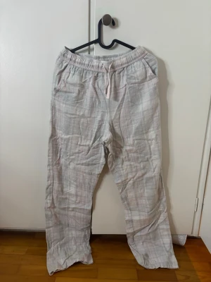  Grå, rosa pyjamasbyxor  -  Säljer ett par snygga pyjamasbyxor från Kappahl!