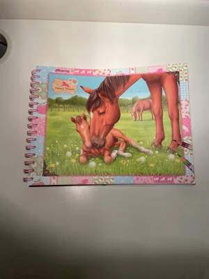 Horse Dreams Häst Målarbok - En kreativ målarbok fylld med hästmotiv, klistermärken och inspirerande illustrationer. En av mina favoritmålarböcker som jag inte har rört mer än skrivit namn (och ett klistermärke saknas).   Detta är en av den bästa sortens målarböcker med superfina bilder och som jag brukade sitta med jämt!✨   Hittade en i princip ny bok så jag hoppas att den kan komma till användning hos någon annan❤️