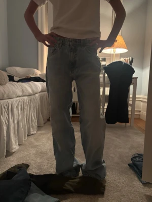 Ljusblå raka jeans från Zara - Säljer ett par ljusblå jeans från Zara i rak modell med normal passform. Jeansen har klassisk femficksdesign, hög midja och är tillverkade i ett mjukt bomullsmaterial. Perfekta för en avslappnad och trendig look.