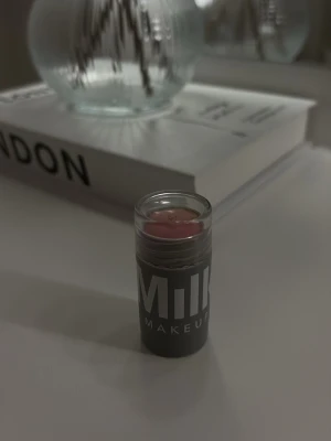 Milk Makeup Lip + Cheek Stick Dash - Säljer en Milk Makeup Lip + Cheek stick i färgen Dash. Krämig formula i en smidig stickform som funkar både som rouge och läppfärg. Färgen är en mjuk rosa nyans och förpackningen är grå med vitt tryck och genomskinligt lock. Perfekt att ha i väskan!