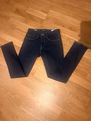 Mörkblå  jeans från Dondup (Luxury Denim) - Säljer ett par limited edition Dondup jeans i mörkblå tvätt. snygga kontrastsömmar och smal passform. Tillverkade i Italien av mjukt och stretchigt denim för extra komfort. Perfekta för dig som gillar stilrena och moderna jeans. Litte dyrare pågrund av att dessa inte går att få tag i längre och de är gjorda i ett speciellt material   W30 L32