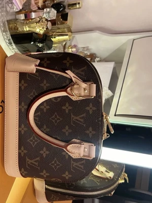Louis Vuitton 💖 - Säljer en snygg handväska från Louis Vuitton vet inte om den är äkta men kan sälja det för 1080kr om ni är intresserade kan skicka fler bilder💖