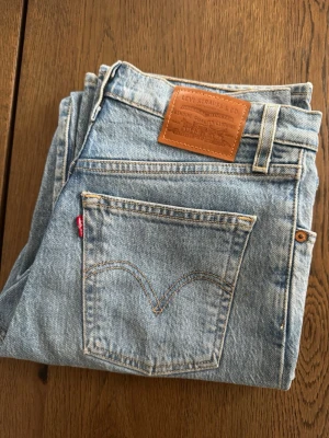 Levi's Ribcage Straight Jeans ljusblå -  Levi's Ribcage Straight jeans i ljusblå tvätt. De är högmidjade med raka ben. Storlek 25. 