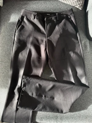 Svarta kostymbyxor från BikBok, strl 38 - Säljer ett par svarta kostymbyxor från BikBok i storlek 38 i modellen PW Vera! Mycket bra skick trots en del användning. Säljer eftersom dem blivit för små🩷🩷