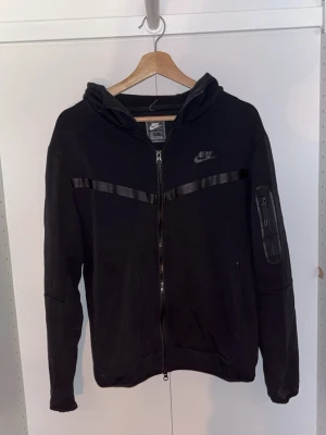 Nike thec hoodie - Säljer nu min Nike thec använd ett par gånger bra skick! Äkta 