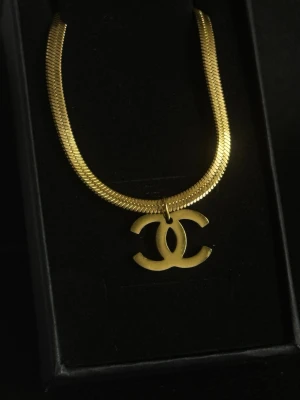 Halsband - Helt nytt guldfärgat halsband.