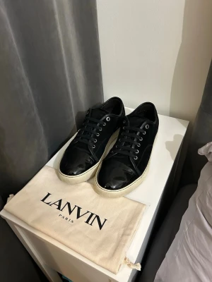 Lanvin cap toe  - Nu säljer jag mina lanvins som är i mycket fint skick. Inga defekter, dustbag ingår. Storlek uk8 vilket motsvarar 42 i eu. Hör av er vid frågor och funderingar!