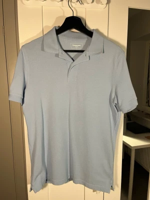 Ljusblå pikétröja från Dressmann - Pikétröja från Dressmann; Storlek S, bra skick