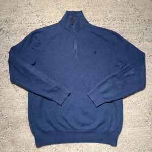 Ralph Lauren quarterzip  - Ralph Lauren quarter zip blå  👕 100% äkta – second hand 🐎 Broderad Polo Pony-logga ✨ Klassisk och tidlös stil  📏 Storlek: M ⭐ Skick: Mycket bra begagnat  🚚 Skickas samma eller nästa dag  Hör gärna av dig om du har fler frågor gällande plagget✅  #Ralphlaurenquarterzip #ralphlaurenmens #ralphlaurenquarterzipjumper #oldmoney #vintageralphlauren