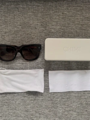 CHIMI solglasögon  - CHIMI solglasögon – Modell 08, färg Havana Säljer ett par stilrena solglasögon från CHIMI, modell 08 i den klassiska färgen Havana. Glasögonen är sparsamt använda och i mycket fint skick. En tidlös och trendig modell som passar till de flesta stilar.  Originalförpakning, putsduk och påse medföljer. Perfekt om du vill ha ett par kvalitativa solglasögon till ett bättre pris.  Hör av dig vid intresse!