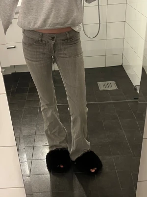Grå bootcut jeans från Nelly - Snygga lågmidjade grå jeans från Nelly med bootcut-modell och låg midja. Strl xs💖