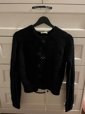 Mörk blå stickad kofta från Gina Tricot - Säljer en mörk blå stickad kofta från Gina Tricot, knappt använd!