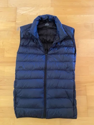 Mörkblå väst  - Säljer denna mörkblåa väst storlek L. Västen är i väldigt bra skick och knappt använd, hör av dig vid fler frågor!