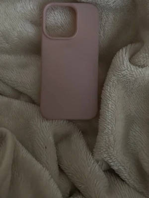 Mobilskal  - Ett rosa mobilskal som inte kommer till användning hos mig längre, mobilskalet passar till en iPhone 15 PRO