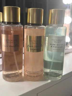 Victoria's Secret mist 250ml - Tre fräscha body mists: Bare Vanilla, Bare Vanilla Shimmer och Aloe Water & Hibiscus. Varje flaska innehåller 250 ml. Perfekt för dig som vill ha en lätt och uppfriskande doft i vardagen. 300 ST Fast pris eftersom de är köpta i Victoria secret affären och Bare vanilla båda 2 är nästan helt oanvända. Aloe hibiscus säljer jag för 250