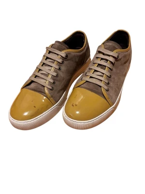 Lanvin - Säljer ett par feta lanvince som är storlek 44. Toe capen har små bruna prickar men inget man märker av, annars är dem som nya!