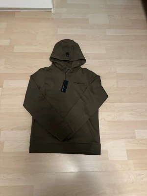 Sail racing hoodie 176  - Säljer en jätte fin Sail racing hoodie jätte fin grön färg helt ny med pris lapp köptes för 1000kr säljer för 700kr perfekt! Stolek 176