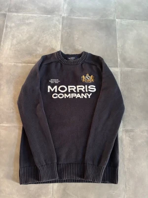 Morris tröja  - Tja, säljer denna Morris tröja i bra skick. Skick: 7/10 | Storlek: S | Pris: 349 | Defekter: Endast lite urtvättad | Passar längd 175-180 | Hör av er vid minsta fråga eller fundering! 