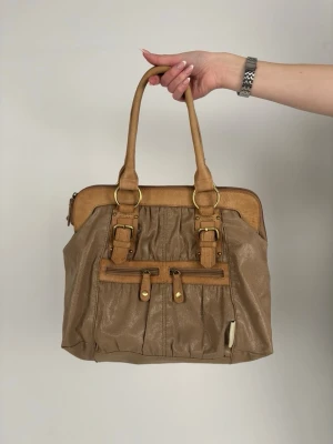 Stor ljusbrun (09) - En stor ljusbrun väska som både är praktisk och snygg 🤎