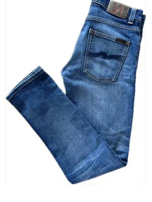 Nudie Jeans - Slimjeans med en skön tvätt Inte använda så mycket, inga defekter Storlek W29 L32, modellen är 175cm lång Fler feta jeans i min profil Priset är inte hugget i sten, fråga gärna frågor!  Följ mig för 20% rabatt
