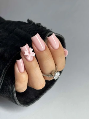 Handgjorda lösnaglar 💞 - Ljusrosa naglar med 3D-rosett. Skriv gärna vid beställning, önskemål och eller storlek!💕