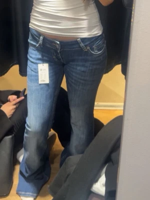 blaze jeans  - super lågmidjade i modellen blaze short length 