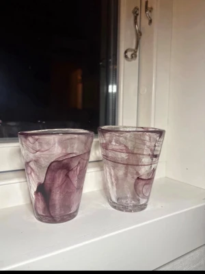 Kosta Boda Mine glas  - Säljer 2st kosta Boda mine glas i lila. Kan säljas separat. Använda nån enstaka gång 