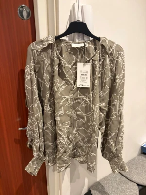  Tröja, storlek medium  -  Tröja, storlek medium helt nytt inte använda den