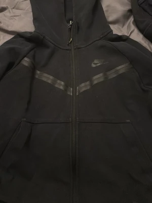 Nike hoodie - säljer nike tech hoodie då den är för liten för mig  knappt använd och sitter jättebra i storlek 