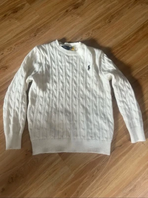 Vit kabelstickad tröja från Polo Ralph Lauren - Säljer en helt ny stickad Ralph Lauren tröja. Med pris lapp på. Pris kan diskuteras 