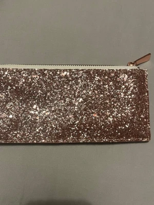 Glittrigt rosa pennfodral - Säljer en snygg glittrigt pennfodral. Går att använda till annat 