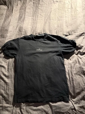 Stone Island T-shirt  - Säljer denna Stone Island tisha som jag köpte på NK för några år sedan för nypris på 1200kr. Säljer den då jag rensar garderoben. 